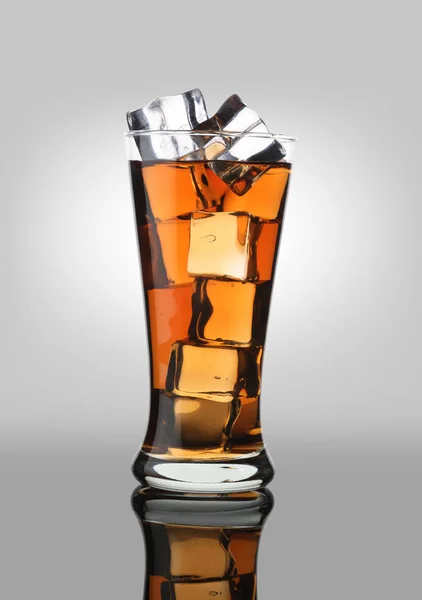 Bevanda fredda Cola Soda Soft Drink in un bicchiere con cubetti di ghiaccio — Foto Stock