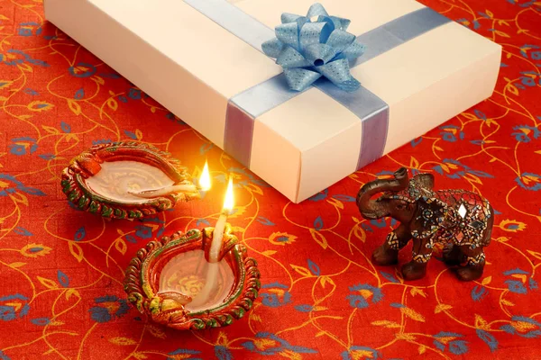 Diya Indian Diwali święto z Gift Box — Zdjęcie stockowe