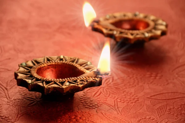 Twee prachtige verlichte Diya - Diwali-vieringen — Stockfoto