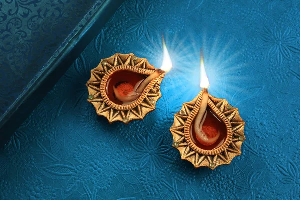 Vackra gyllene Diwali Diya lampan lyser — Stockfoto