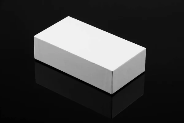 White Box för Mockup på svart bakgrund med speglar — Stockfoto