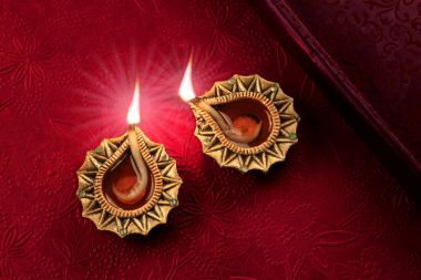 Güzel altın Diwali Diya lambası ışıklar