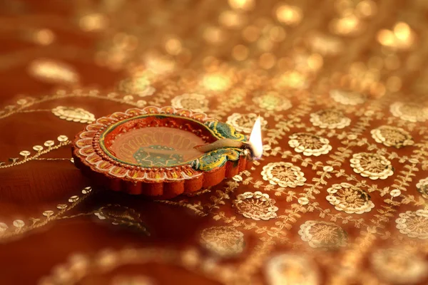 Индийская Дивали Дия с праздничными огнями Боке — стоковое фото