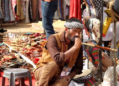 Faridabad, Haryana / Hindistan - 16 Şubat 2018: bir ayakkabıcı yasaktır