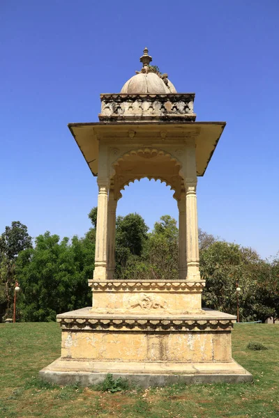 Történelmi építészet Arch Eszter Bagh, Udaipur, Rajasthan, — Stock Fotó