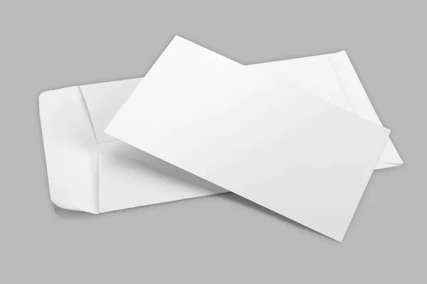 Leere weiße Briefumschlag-Attrappe mit Einladungskarte — Stockfoto