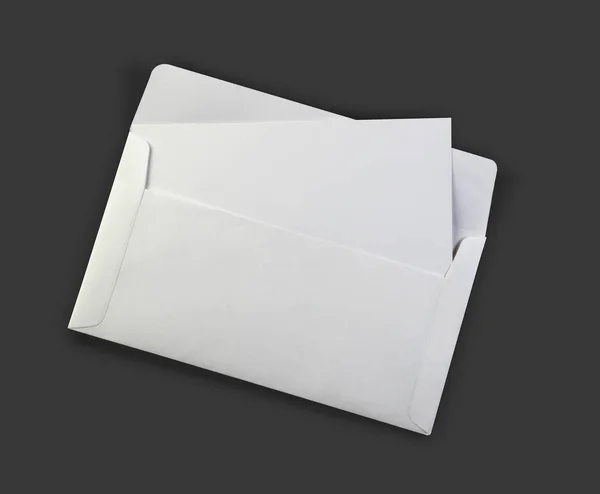 Mockup de envelope branco em branco com um cartão de convite — Fotografia de Stock