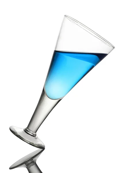 Verre à vin incliné avec boisson bleue sur fond blanc — Photo