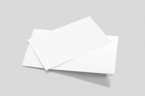 Mockup de envelope branco em branco com um cartão de convite — Fotografia de Stock