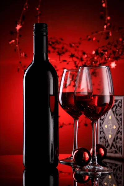 Botella de vino tinto y copas con fiesta festiva — Foto de Stock