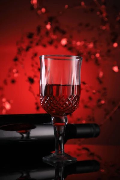 赤ワインボトルとグラスでお祝いの休日を感じます — ストック写真