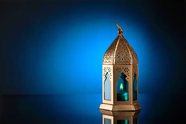 Lanterne islamique bleue et or pour les célébrations du Ramadan / Aïd — Photo