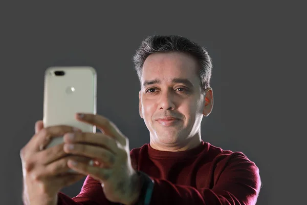 Indian Man Scattare Selfie Con Telefono Cellulare Sfondo Grigio — Foto Stock