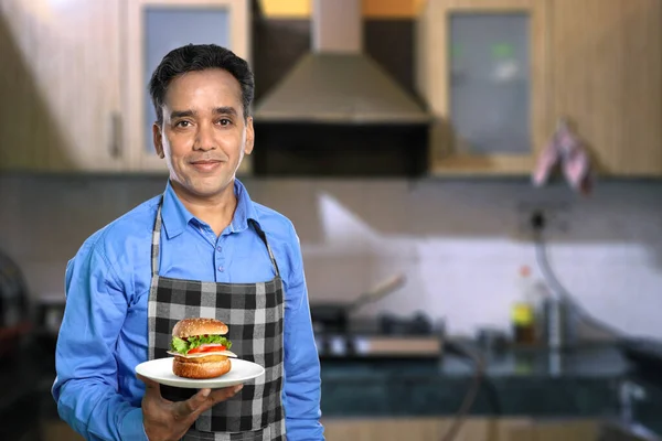 Indiano Masculino Chef Com Hambúrguer Uma Cozinha — Fotografia de Stock