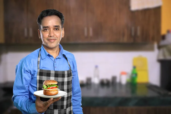 Indiano Masculino Chef Com Hambúrguer Uma Cozinha — Fotografia de Stock