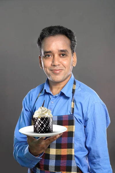 Chef Macho Indio Con Pastel Plato Dulce Sobre Fondo Gris — Foto de Stock