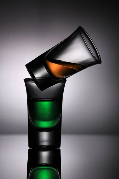 Due Bicchierini Drink Verde Arancione Sfondo Grigio — Foto Stock