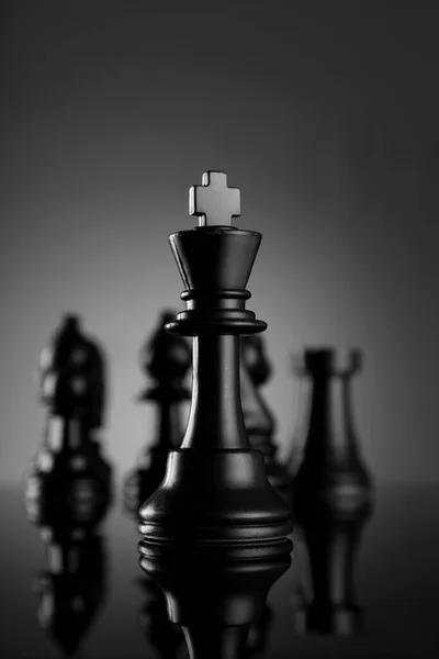 Leadership Chess King Mit Figuren Auf Dunklem Hintergrund — Stockfoto