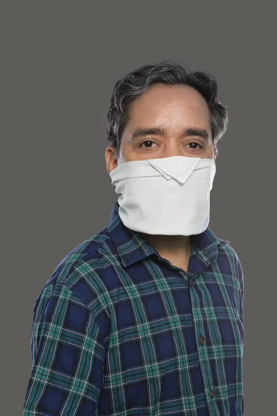 Covid 19用ハンカチーフマスクを持つインド人男性 コロナウイルス予防 — ストック写真
