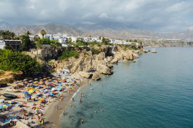 NERJA, İspanya - AGOSTO 13: Playa Calahonda, Nerja, Malaga, İspanya 'da güneşli güzel bir günde