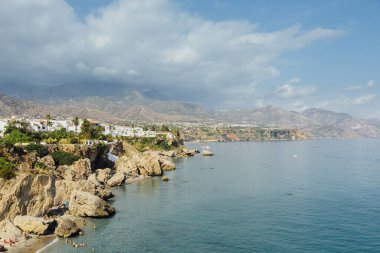 NERJA, İspanya - AGOSTO 13: Playa Calahonda, Nerja, Malaga, İspanya 'da güneşli güzel bir günde