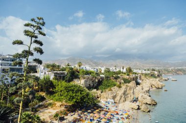 NERJA, İspanya - AGOSTO 13: Playa Calahonda, Nerja, Malaga, İspanya 'da güneşli güzel bir günde