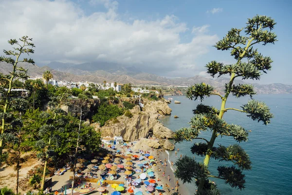 Nerja Espanha Agosto Playa Calahonda Nerja Belo Dia Ensolarado Brilhante — Fotografia de Stock