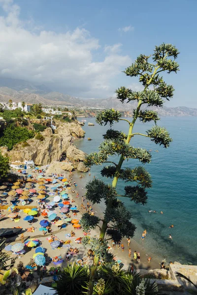 Nerja Spanien Agosto Playa Calahonda Nerja Einem Schönen Sonnigen Tag — Stockfoto
