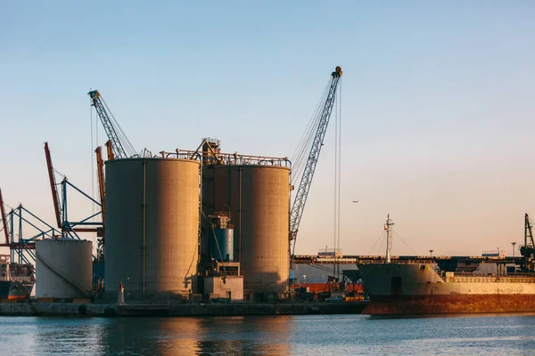 Spanya Malaga Limanı Nda Güneş Batarken Sanayi Tankları — Stok fotoğraf