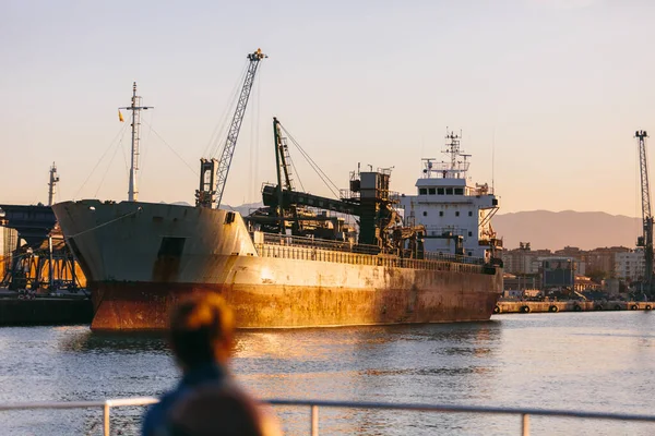 Günbatımında Malaga Limanında Eski Bir Kargo Gemisi Spanya — Stok fotoğraf