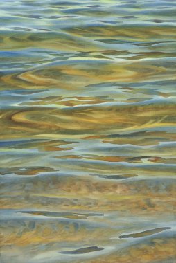 Şeffaf dalgalar ve suluboya arkaplan ile güneşli su