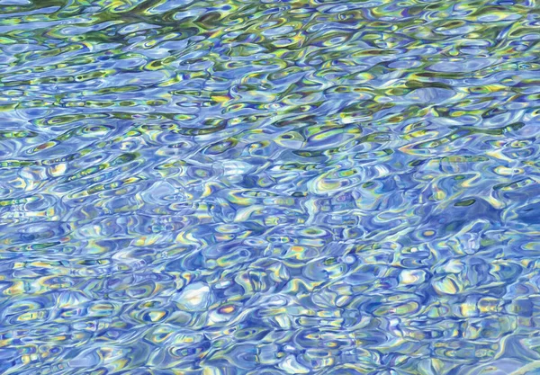 Gökkuşağı renginde kristal su suluboya arkaplanı yansıtır