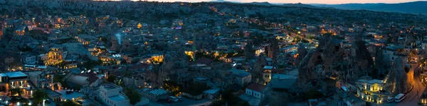 Türkiye'de eski gece şehir panoraması ile volkanik kökenli ilginç bir manzara