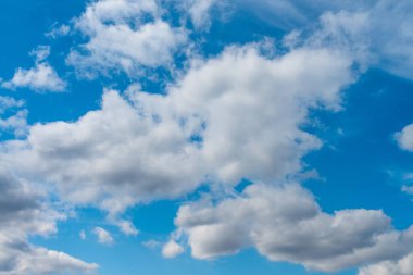 Güzel mavi gökyüzü ve beyaz bulutlar