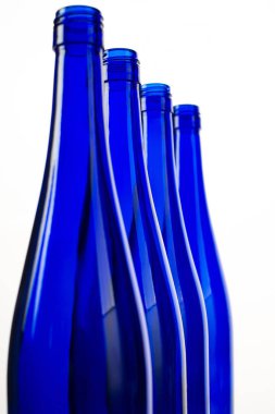 Şarap beyaz zemin üzerine mavi şişe