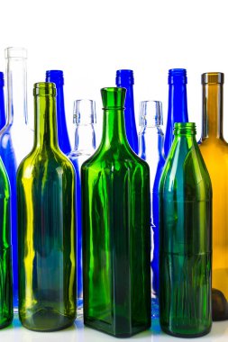 Beyaz zemin üzerine farklı renk şarap şişe