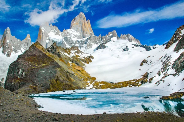 Fitz Roy Montaña con lago —  Fotos de Stock