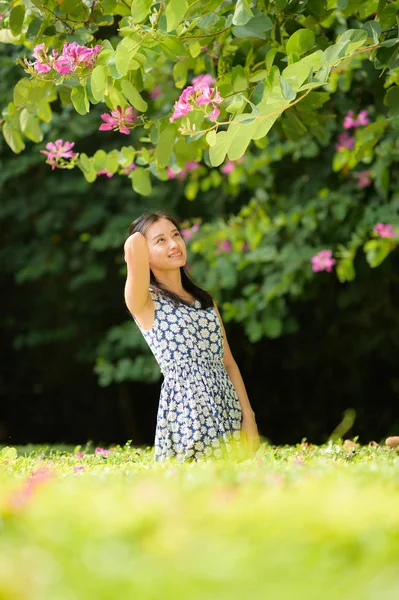Ağaçların altında güzel bir kadın