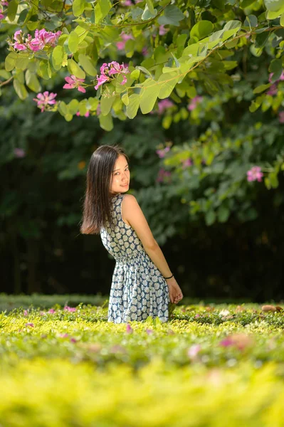 Ağaçların altında güzel bir kadın