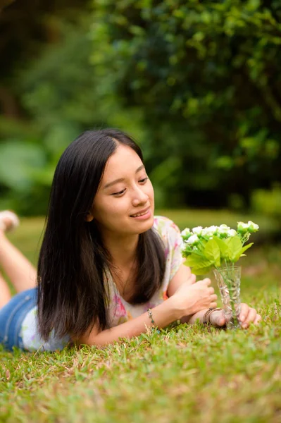 Una bella dama con una botella de flores blancas — Foto de Stock