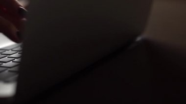 Genç kadın tipik bir dizüstü klavye