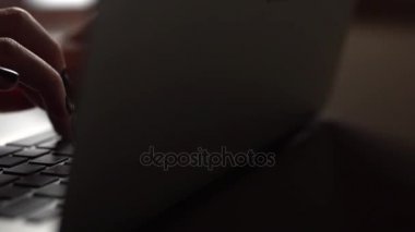Genç kadın tipik bir dizüstü klavye