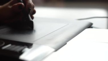 bir bilgisayar için çizim tablet ile çalışma