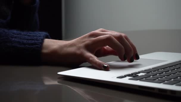 Jeune femme tapant sur un clavier d'ordinateur portable — Video
