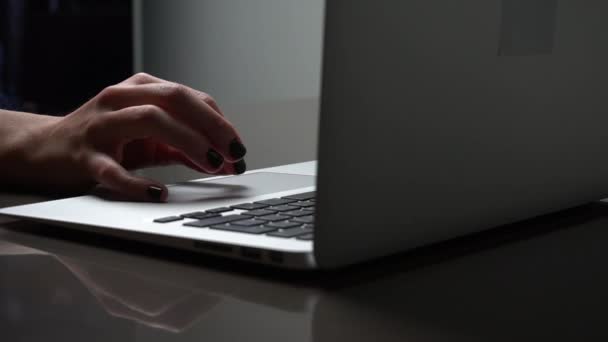 Young woman typing on a laptop keyboard — Stock Video