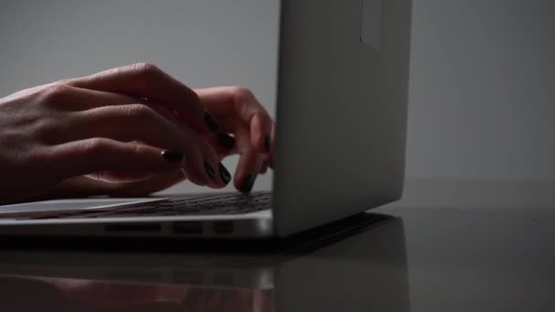 Jonge vrouw te typen op het toetsenbord van een laptop — Stockvideo