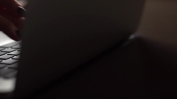 Jeune femme tapant sur un clavier d'ordinateur portable 