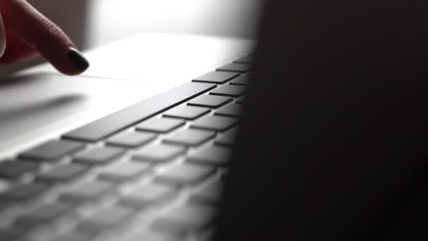 Personne travaillant sur un ordinateur portable