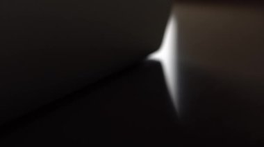 Genç kadın tipik bir dizüstü klavye