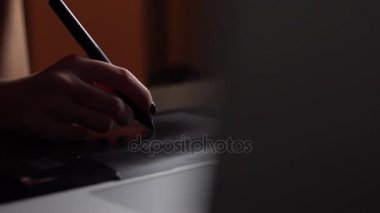 bir bilgisayar için çizim tablet ile çalışma